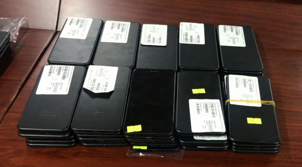 Ô tô chở lô hàng iPhone nhập lậu giá gần 3 tỷ đồng - 2 Ô tô chở lô hàng iPhone nhập lậu giá gần 3 tỷ đồng - 2
