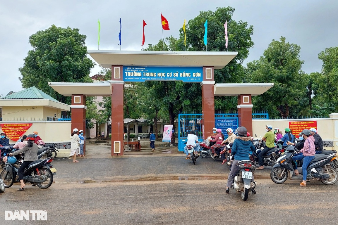Học sinh tự nguyện bỏ tiền test Covid-19 trước khi tiêm vaccine - 1 Học sinh tự nguyện bỏ tiền test Covid-19 trước khi tiêm vaccine - 1