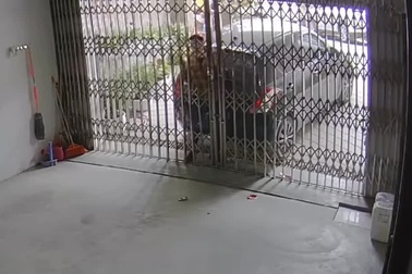 Quên phanh tay, tài xế bị chính xe mình đè bẹp