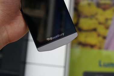 Đập hộp Blackberry Porsche Design P'9982 tại Việt Nam