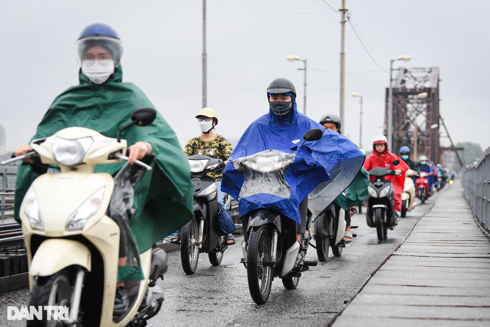 Mưa lớn do ảnh hưởng bão số 2: Giao thông Hà Nội tê liệt, ùn tắc kéo dài - 3 Mưa lớn do ảnh hưởng bão số 2: Giao thông Hà Nội tê liệt, ùn tắc kéo dài - 3