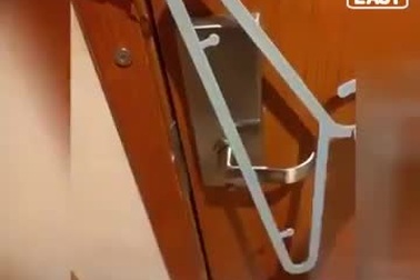 Mẹo khóa cửa phòng khách sạn chỉ bằng chiếc móc treo quần áo