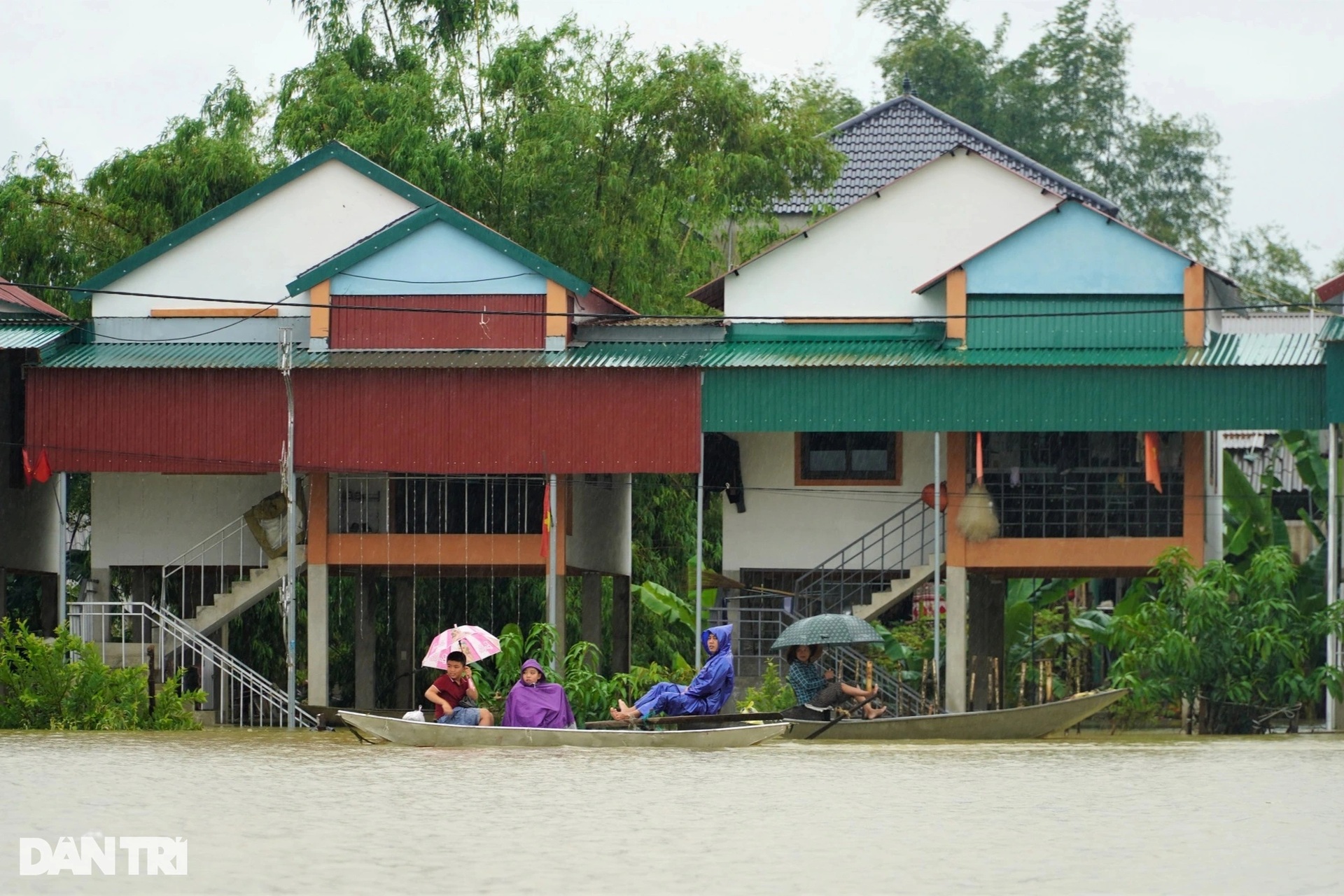 Xóm vạn chài thoát cảnh kéo nhau lên bờ tránh lũ sông Lam - 3 Xóm vạn chài thoát cảnh kéo nhau lên bờ tránh lũ sông Lam - 3