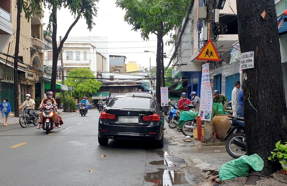 Thanh niên cầm gậy đập ô tô BMW gây náo loạn đường phố Sài Gòn - 3 Thanh niên cầm gậy đập ô tô BMW gây náo loạn đường phố Sài Gòn - 3