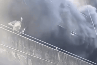 Cảnh cô gái ném 2 chú chó cưng từ tầng cao xuống dưới giữa đám cháy dữ dội