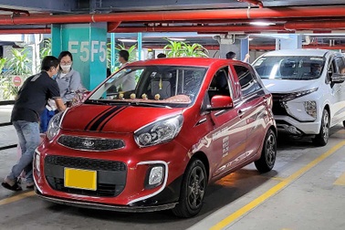 Sân bay Tân Sơn Nhất cho phép đón taxi công nghệ ngay tầng trệt