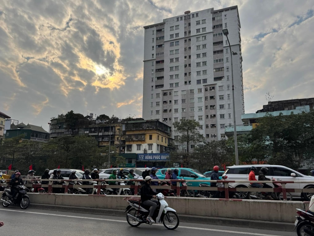 Hà Nội: Bốn ô tô đâm liên hoàn trên cầu vượt ngã tư Vọng - 2 Hà Nội: Bốn ô tô đâm liên hoàn trên cầu vượt ngã tư Vọng - 2
