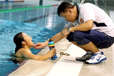 Vì sao HLV Đặng Anh Tuấn bỏ Ánh Viên một mình để sang Mỹ?