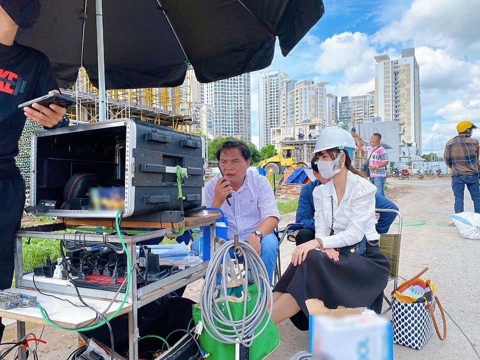 Hậu trường dở khóc dở cười quay phim mùa dịch Covid-19 của Dương Cẩm Lynh - 2 Hậu trường dở khóc dở cười quay phim mùa dịch Covid-19 của Dương Cẩm Lynh - 2