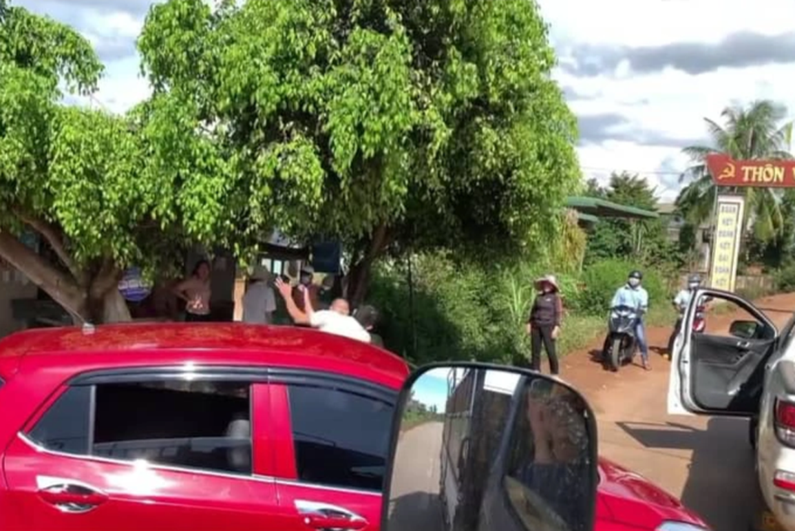 Hai tài xế đánh nhau vì suýt va chạm giao thông - 1 Hai tài xế đánh nhau vì suýt va chạm giao thông - 1