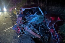 Ô tô con biến dạng sau va chạm với xe khách ở Đắk Nông