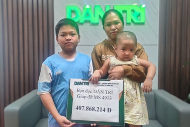 Được giúp hơn 400 triệu đồng, người mẹ hi vọng cứu được mắt còn lại của con