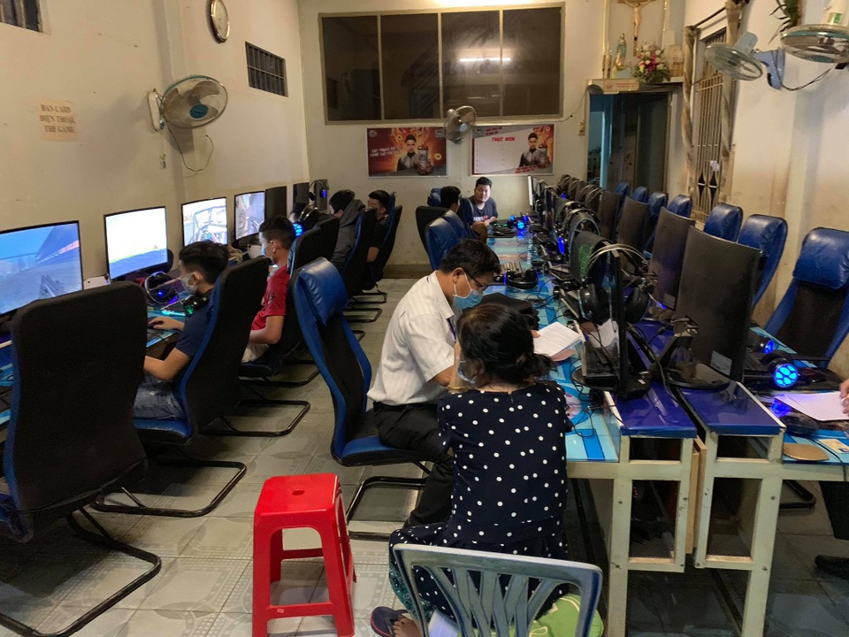 Phớt lờ lệnh cấm, quán nét âm thầm phục vụ 15 game thủ - 2 Phớt lờ lệnh cấm, quán nét âm thầm phục vụ 15 game thủ - 2