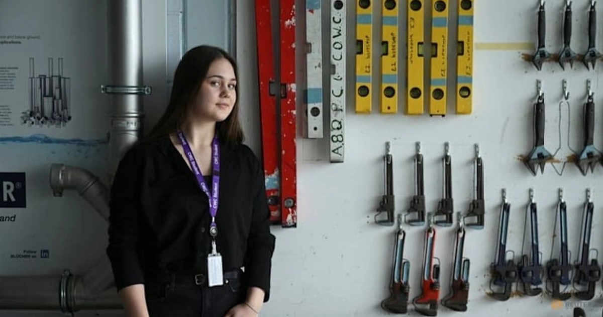 Lo sợ mất việc vì AI, giới trẻ đổ xô đi học nghề... sửa ống nước