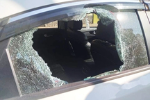 Mâu thuẫn làm ăn, người phụ nữ cầm đá đập phá ô tô