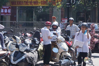 “Vạ vật” trong thời tiết gần 40 độ chờ con thi