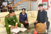 Bị dọa bắt giam, người phụ nữ cuống quýt đi nhờ chuyển khoản 50 triệu đồng