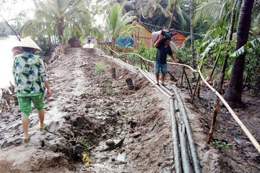 Dân bức xúc khi đường bị sạt lở nhưng chậm khắc phục tại Sóc Trăng!