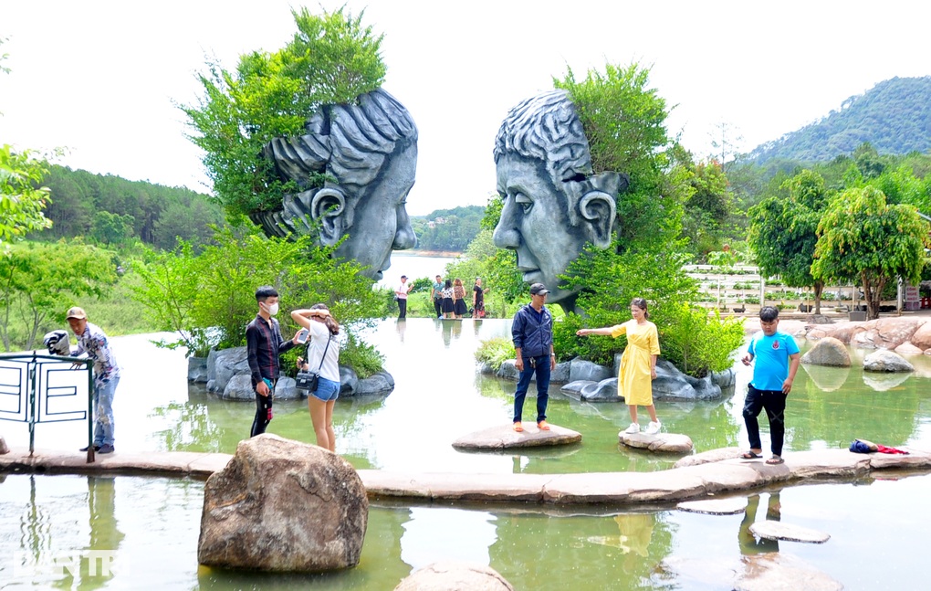 Chủ đường hầm điêu khắc Đà Lạt tố cáo đoàn thanh tra ngành thuế lên công an - 2 Chủ đường hầm điêu khắc Đà Lạt tố cáo đoàn thanh tra ngành thuế lên công an - 2