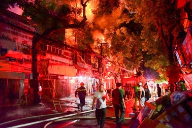 Cháy hàng loạt ngôi nhà gần Bệnh viện Nhi Hà Nội