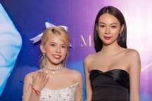 Phí Phương Anh diện váy cúp ngực gợi cảm đến chúc mừng "tân binh" Vpop