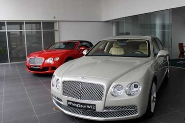 Buôn ôtô sang triệu đô: Đâu dễ moi tiền nhà giàu Việt