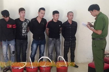 Bắt giữ 5 thanh niên xăm trổ mang dầu luyn pha mắm tôm đi… đòi nợ