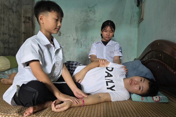 Mẹ nghèo mắc ung thư máu: “Em không muốn chồng con mắc thêm nợ”