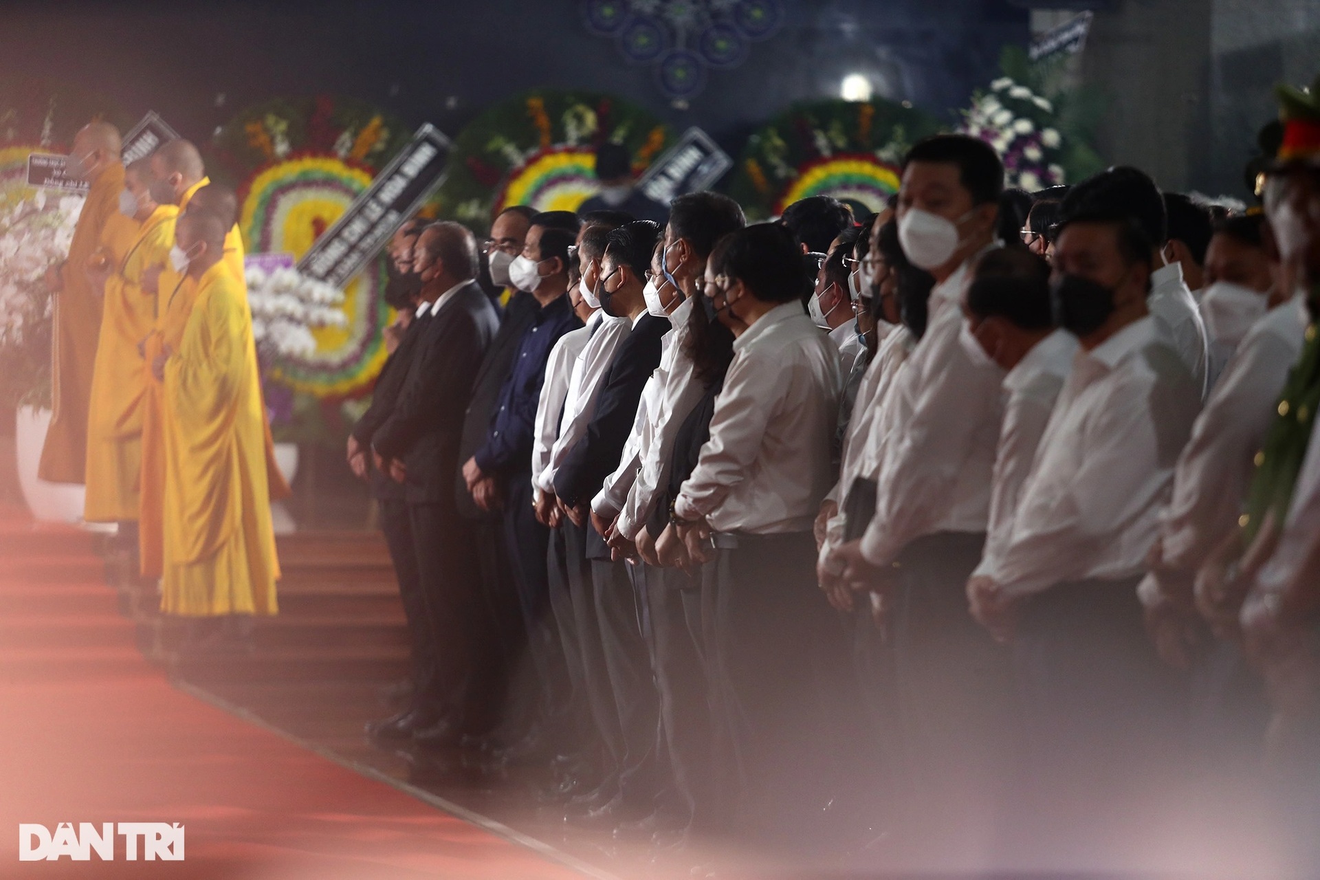 Người dân TPHCM tiễn đưa Phó Chủ tịch Lê Hòa Bình về nơi an nghỉ cuối cùng - 2 Người dân TPHCM tiễn đưa Phó Chủ tịch Lê Hòa Bình về nơi an nghỉ cuối cùng - 2