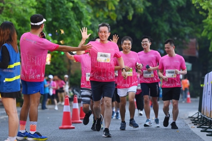 Diễn ra cùng nhịp với giải đua thuyền tại Hồ Tây, giải chạy bộ Vietnam Airlines Run for Love thu hút 1.000 vận động viên.