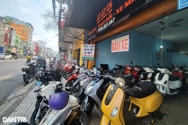 Cửa hàng mua bán xe máy cũ, nơi dẹp tiệm, nơi "đuổi" nhân viên
