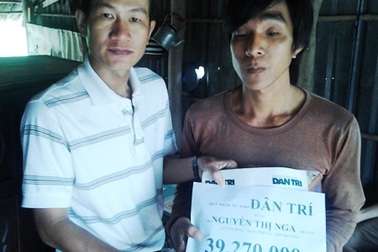 Mẹ con bà Nguyễn Thị Nga nhận hơn 39 triệu đồng tiền bạn đọc