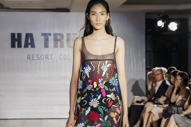Hoàng Thùy tái xuất sàn catwalk Hà Nội