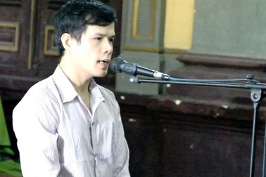 Cãi nhau với em, xách dao đâm chết chị