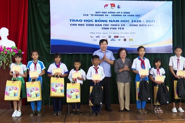 Phú Yên: Trao 110 suất học bổng đến học sinh nghèo hiếu học