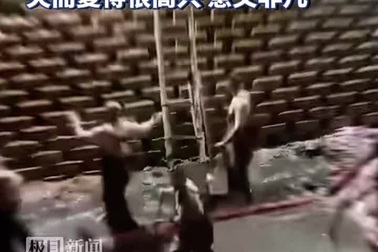 Hàng trăm người theo dõi đội cứu hộ vét mương tìm nhẫn ngọc