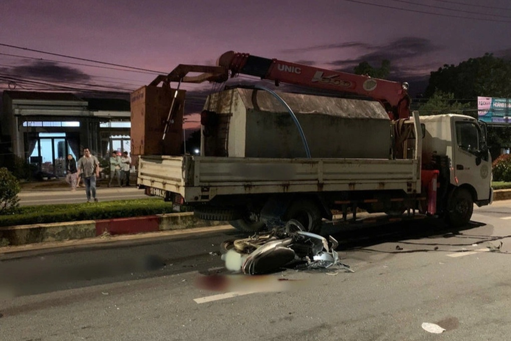 Người đi xe máy tử vong khi tông vào xe bồn đang tưới cây - 1 Người đi xe máy tử vong khi tông vào xe bồn đang tưới cây - 1