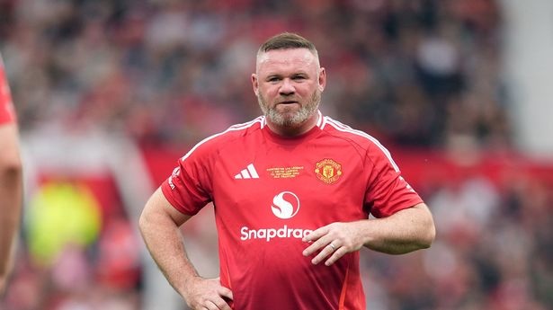 Wayne Rooney mang bụng bia, gây sốt với siêu phẩm đá phạt ở Old Trafford - 1