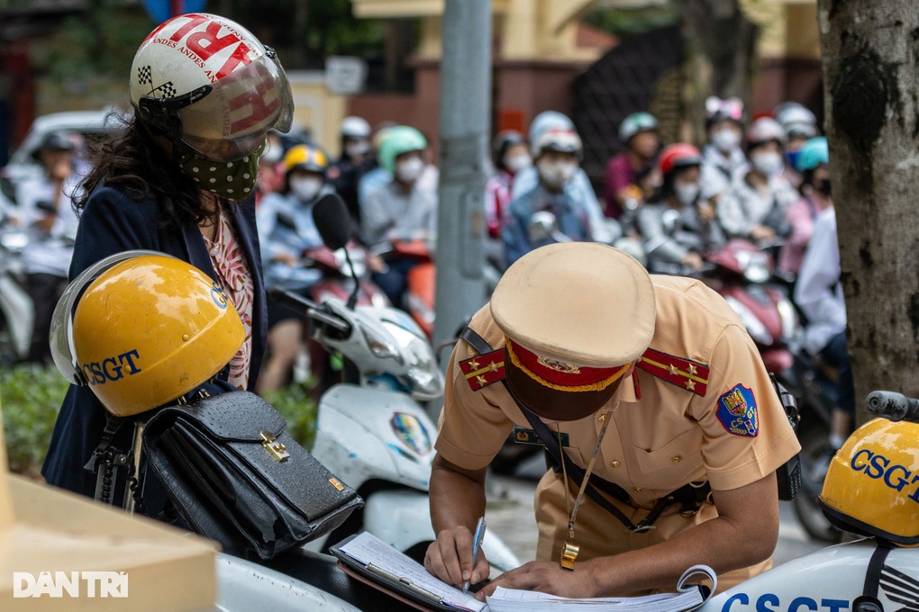 CSGT Hà Nội dùng máy quay ghi hình vi phạm tại 20 nút giao trọng điểm - 3 CSGT Hà Nội dùng máy quay ghi hình vi phạm tại 20 nút giao trọng điểm - 3