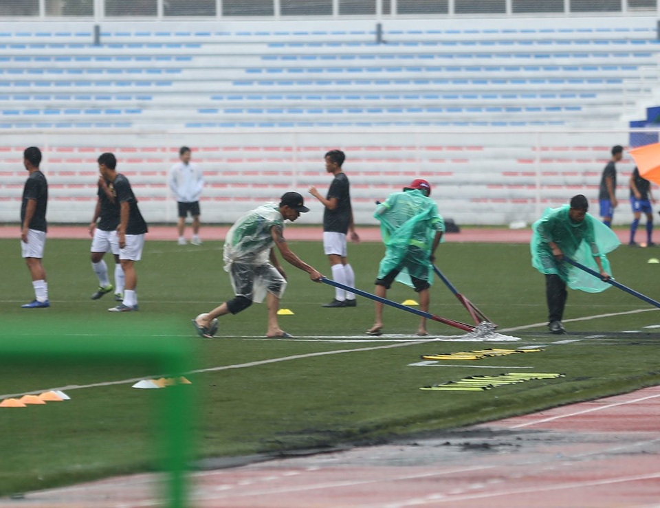 Sân Rizal Memorial ngập nước trước trận đấu U22 Việt Nam gặp U22 Singapore - 10 Sân Rizal Memorial ngập nước trước trận đấu U22 Việt Nam gặp U22 Singapore - 10
