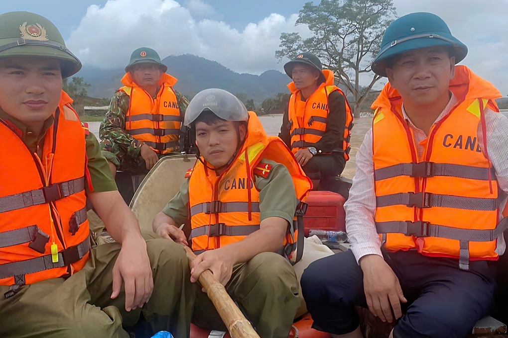 Chủ tịch xã kể thời khắc cứu 2 người đàn ông mắc kẹt giữa dòng lũ dữ - 1 Chủ tịch xã kể thời khắc cứu 2 người đàn ông mắc kẹt giữa dòng lũ dữ - 1