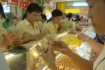 Các ngân hàng đã trả nợ dân hơn 100 tấn vàng