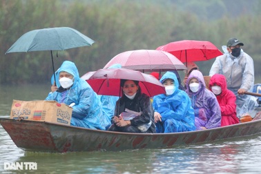 Hàng vạn người đội mưa trẩy hội chùa Hương ngày chính thức mở cửa trở lại