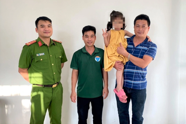 Bé 5 tuổi bị bố mẹ bỏ quên ở trạm dừng nghỉ cao tốc Cao Bồ - Mai Sơn