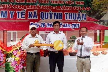 Một doanh nhân bỏ tiền xây dựng trạm y tế xã
