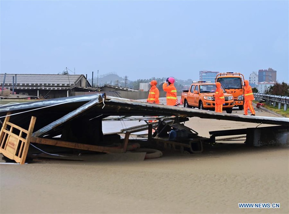 Khoảnh khắc bão Mekkhala “xé toạc” nhà máy ở Trung Quốc - 3 Khoảnh khắc bão Mekkhala “xé toạc” nhà máy ở Trung Quốc - 3