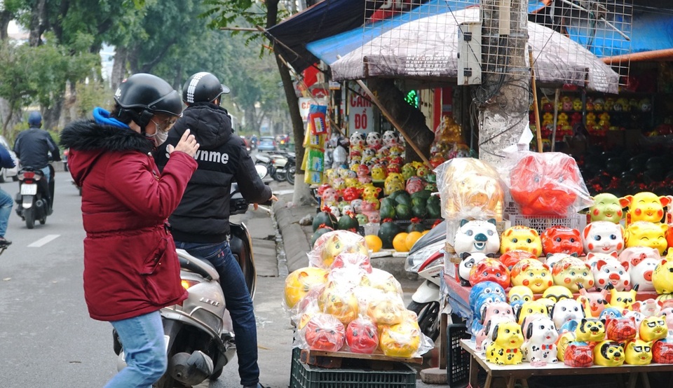 Lợn đất giá vài trăm nghìn vẫn hút khách dịp đầu năm - 5 Lợn đất giá vài trăm nghìn vẫn hút khách dịp đầu năm - 5