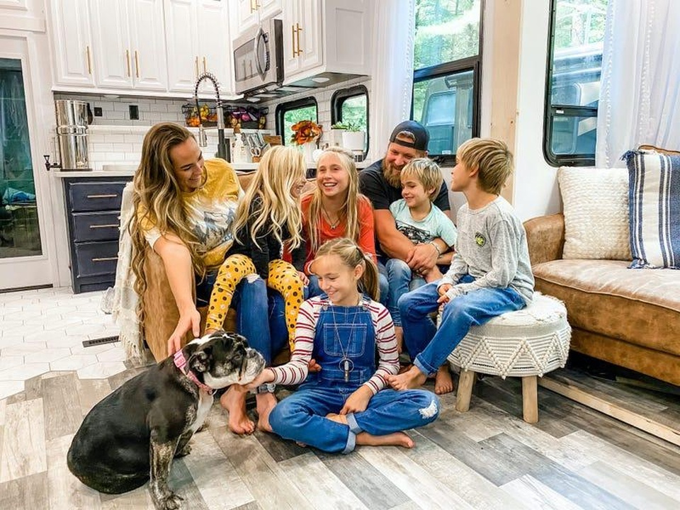 Gia đình 7 người bỏ biệt thự rộng 400m2 chuyển đến sống trên ô tô - 1