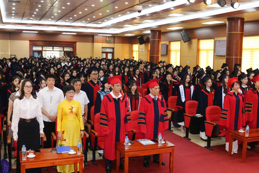 Lời dặn dò của thầy hiệu trưởng: Niềm vui của cha mẹ là sự tử tế của các em - 2 Lời dặn dò của thầy hiệu trưởng: Niềm vui của cha mẹ là sự tử tế của các em - 2