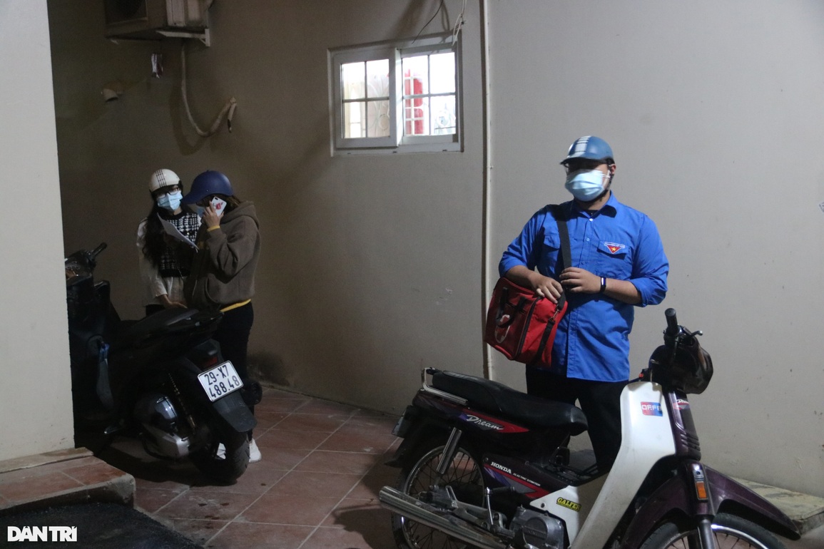 Tình nguyện viên đi phát thuốc cho F0 ở Hà Nội - 8 Tình nguyện viên đi phát thuốc cho F0 ở Hà Nội - 8